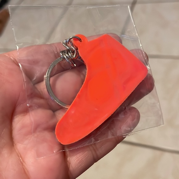 Keychain ✨ - Picture 2 of 2